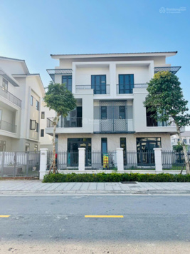 Bán biệt thự 3 tầng, DT đất 180m2, mặt tiền 9m, tại KĐT VSIP, Từ Sơn, Bắc Ninh giá siêu hời