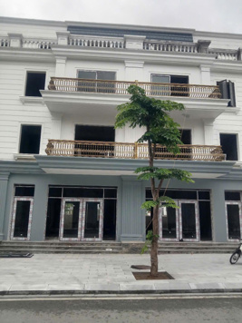 Giá 10,x tỷ. Nhà 3 tầng 1 tum. Đât: 7,5 x 22,5= 168,8m2 - dự án Vinh Riverside - Trung Đô - TP Vinh