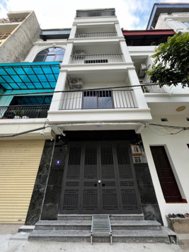 Em muốn cho thuê nhà 5 tầng, ngay sát chung cư The Vesta. Nhà mới xây mới