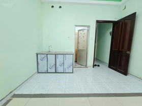 Phòng có ban công cửa sổ thoáng rộng. Sạch sẽ