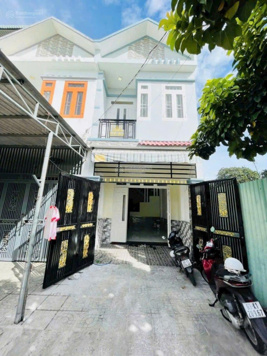 Cần bán nhà lầu sổ riêng gần chợ Dĩ An