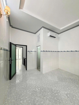 Bán nhà lầu sổ hoàn công lộ ôtô gần trường đại học Y Dược giá rẻ thương lượng chính chủ