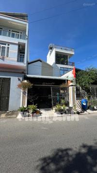 Nhà có gác lửng (đổ tấm), mới xây một năm. Phường Định Hòa, đường thông thoáng.