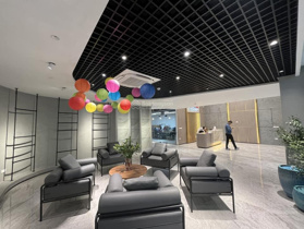 Cho thuê 2000m2 trên tòa nhà chuyên nghiệp, sát chân Cầu Rào 2, có hầm để xe, thang máy