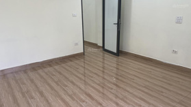 Cho thuê văn phòng tại phường Mễ Trì, 40m2 đẹp đã chia 2 phòng rồi đẹp vào ngay giá 8tr