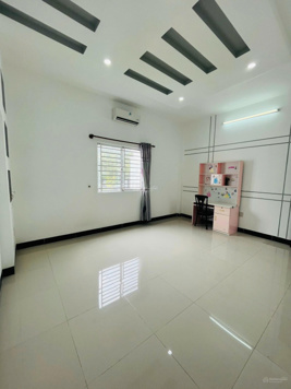 Cho thuê nhà 2 lầu, Hưng Phú 1, 3 phòng ngủ có WC, có nội thất, Tây Bắc, lộ 12m, sân oto, mới