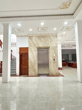 Cho thuê nhà 1 trệt 1 lầu rộng 1.400m2 có thang máy góc 3 mặt tiền tại Bình Thủy, Cần Thơ