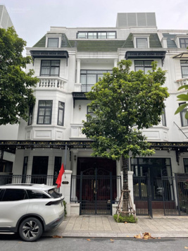 Cho thuê nguyên căn biệt thự song lập full nội thất có thang máy tại Manhattan