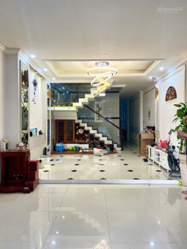 Cho thuê nhà nguyên căn 3 tầng 1 tum đường Văn Tiến Dũng, P Phước Hải, Nha Trang