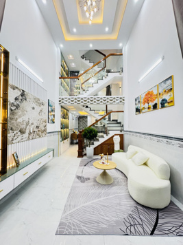 Bán nhà phố đẹp giá hơn 5 tỷ sát bên trường học, chợ