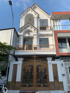Nhà khu Nam Long (đối diện công viên)