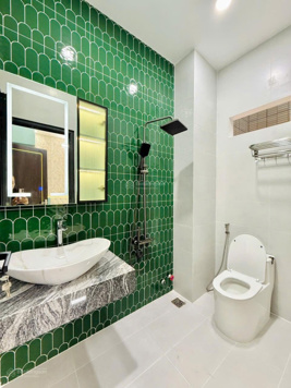 Siêu phẩm vip có thang máy đường Phạm Văn Bạch P15 Tân Bình, DT: 6 x 12m trệt 3 lầu hẻm thông 8m