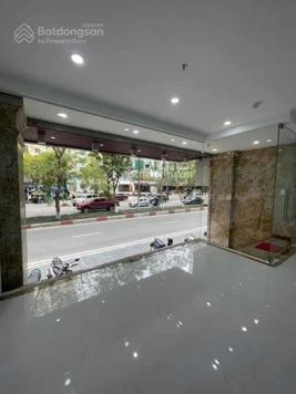 Bán nhà mặt phố, bên lẻ đường Trần Đăng Ninh, vỉa hè rộng, gần bùng binh, trung tâm nhất Quận