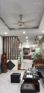 Bán nhà riêng Phố Hoàng Hoa Thám, Ba Đình ô tô qua, thông phố, dân xây chắc chắn, 60m2*5T