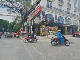 Cho thuê nhà mặt phố lô góc đẹp nhất TP ngay gần nhà Hát Lớn với diện tích 120m/sàn, 2 MT 16m