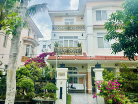 Bán căn biệt thự 10x18.5 ngay trục đường chính, hiện đại tại làng chuyên gia The Oasis. Gần Aeon BD