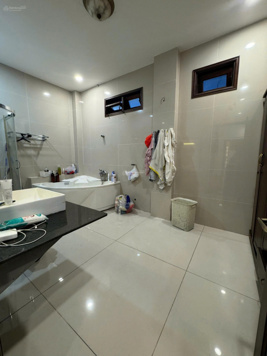 Bán biệt thự view sông. Mặt tiền khu Trung Sơn, diện tích 12x20m. Hầm, 4 lầu, hồ bơi, giá 51 tỷ