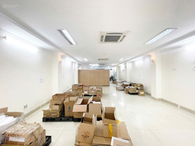 Siêu rẻ cho thuê VP 150m2 tại mặt đường Nguyễn Xiển, Thanh Xuân, thông sàn, full kính, ô tô đỗ cửa