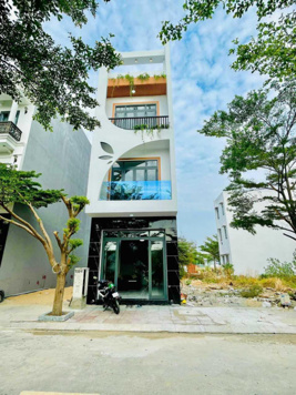 Nhà phố trung tâm TP. Thuận An. Mặt tiền đường 22/12, full nội thất. Có hỗ trợ bank
