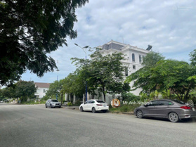 Chủ cần mua nhà Sài Gòn nên bán nhanh 3 lô biệt thự góc 2MT 317.5m2, 300m2 KĐT Bình Nguyên