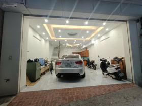 Hiếm, chính chủ bán nhà 52m2 dân xây, gara ô tô, ngõ 11 Việt Hưng, hàng xóm Vinhome Riverside