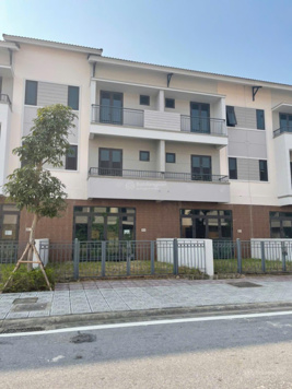 Bán shophouse 3 tầng, 100m2, giá 4xtr/m2, giá rẻ nhất dãy tại KĐT VSIP Từ Sơn- Bắc Ninh