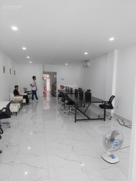Cho thuê VP 80m2, đầy đủ bàn ghế, thang máy khu đường 12 P. AK Q.2