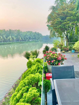 Bán gấp BT Bằng Lăng 03 - 03 hướng ĐN, diện tích 250m2 XD 455m2 căn thô view hồ rộng, giá 71.5 tỷ