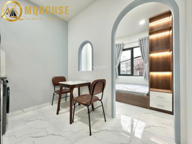 Cho thuê căn hộ 1 phòng ngủ, full NT mới 100%, view Landmark 81. Nơ Trang Long gần Học viện Cán bộ