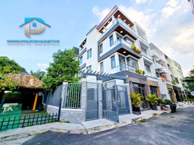 Sở hữu nhà đẹp có sân vườn full nội thất đường xe hơi Huỳnh Tấn Phát, Nhà Bè - giá 10.9 tỷ