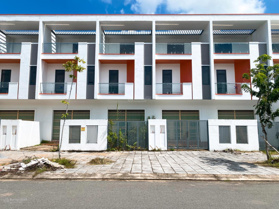 Bán 3 căn nhà thô 330m2 đường Số 5, khu đô thị Tây Bắc, gần bến tàu Phú Quốc Rạch Giá, Kiên Giang