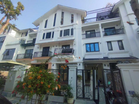 Cho thuê nhà KĐT Dương Nội, Hà Đông, HN. DT 160m2, 4 tầng có thang máy, nhà mới 100%. Giá 45tr/th