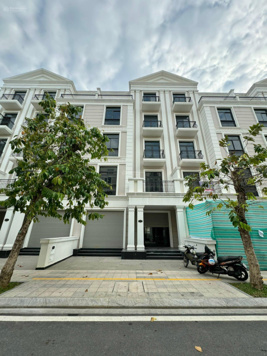 Chính chủ kẹt bán gấp nhà phố Manhattan 144m2 ngang 8m rẻ nhất chỉ 19,5 tỷ. LH 0912 381 539