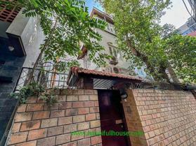 Biệt thự đẹp sân vườn, 5 phòng ngủ, đồ cơ bản ở Tây Hồ cho thuê