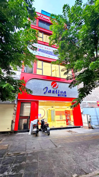 Cho thuê nhà mặt phố Hoàng Cầu mặt tiền 6m DT 80m x 4 tầng gần tòa chung cư cao cấp giá chỉ 65tr/th