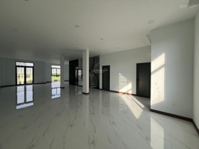 Cho thuê nhà phố đối diện Vinschool mặt tiền 10m diện tích sàn 627m2 sử dụng