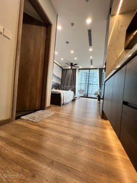 Chủ cần bán căn 06A tòa R3 ban công rộng full đồ điện tử, view Hồ thiên nga