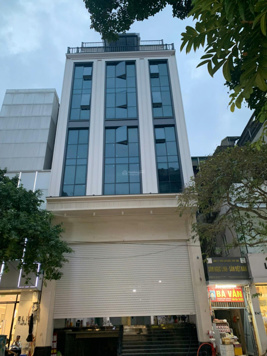 Cho thuê nhà phố ngã tư Cầu Giấy DT 160m2, 7T, 1H, MT 10m nhà mới 100%, ngân hàng, spa 210tr/th