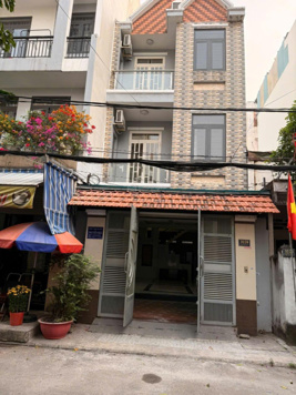 Cho thuê nhà nguyên căn mới sửa hoàn toàn. Kinh doanh, để ở hoặc làm văn phòng. Chổ đỗ xe hơi