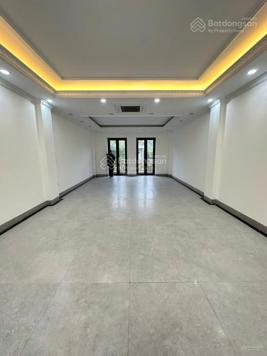 Cho thuê nhà MP Trần Thái Tông mới tinh 80m2 x 7T thông sàn thang máy MT 6m vỉa hè rộng giá 70tr