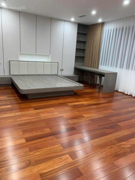 Cho thuê căn penhouse thông tầng gần Go Long Biên 150m2, 3 ngủ full đồ cao cấp