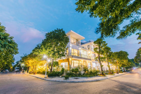 cần bán căn villa vị trí trung tâm, kinh doanh thuận tiện, có sổ giá 11.x tỷ. LH: 0986 594 268