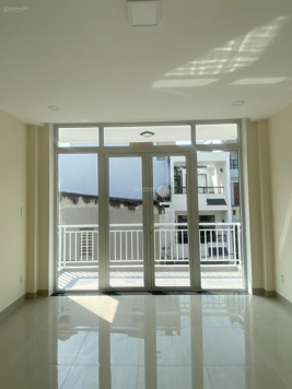 Cho thuê nhà mới xây, thang máy nhà xe rộng rãi