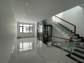 Cho thuê nhà MT đường 20m. DT: 5x20m. Hầm 4 lầu. Thang máy. Sàn trống giá 45tr/tháng. LH 0972 543 282