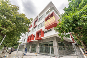 Công ty BĐS Fimex cho thuê: Cho thuê nhà 3 căn liền kề, nhà mới xây, có thang máy, 2 thang bộ