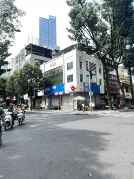 Cho thuê góc 2 mặt tiền Hồ Tùng Mậu cạnh Bitexco, phố đi bộ Quận 1. DT: 15x14m, 2lầu giá: 220tr