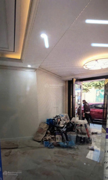 Cho thuê nhà mặt phố 5 tầng, tổng 300m, cầu thang máy, vị trí gần ngã tư, Nguyễn thái học, Ba đình