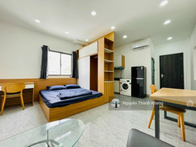 Cho thuê căn hộ studio cửa sổ thiết kế hiện đại, thang máy, máy giặt riêng, gần đại học Kinh Tế UEH