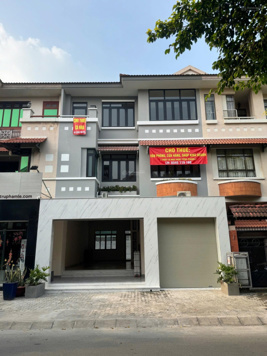 Mặt tiền kinh doanh, showroom siêu đông đúc 8x17 mét vỉa hè 5 mét đỗ xe thoải mái