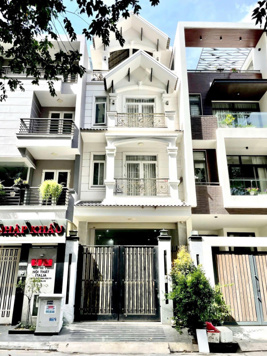 Nhà khu compound gần cầu SG , trệt 2 lầu sân thượng 4 phòng giá thuê 24 triệu